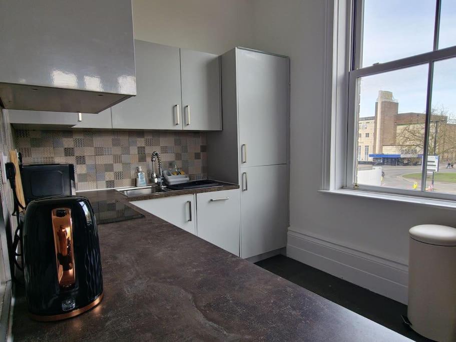 The Stray Adjacent, Interior-Designed 2-Bed Apartment- Luxury ฮาร์โรเกต ภายนอก รูปภาพ