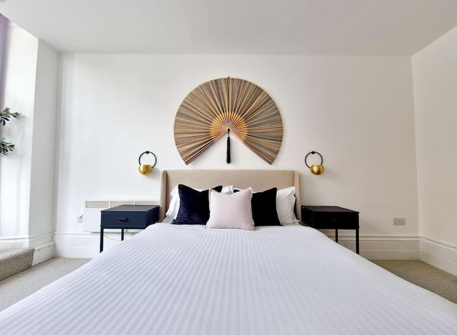 The Stray Adjacent, Interior-Designed 2-Bed Apartment- Luxury ฮาร์โรเกต ภายนอก รูปภาพ