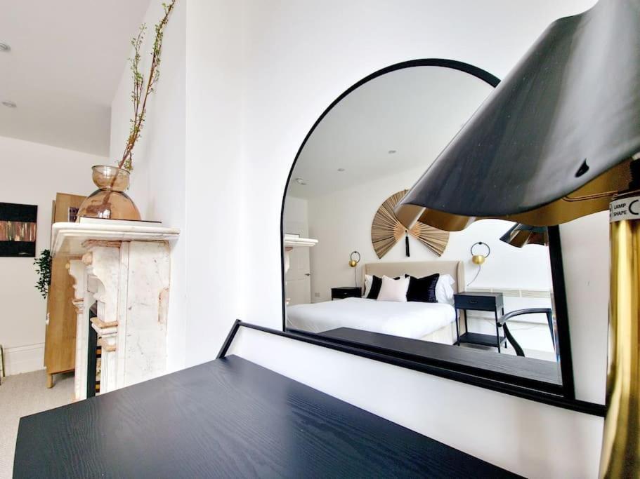 The Stray Adjacent, Interior-Designed 2-Bed Apartment- Luxury ฮาร์โรเกต ภายนอก รูปภาพ
