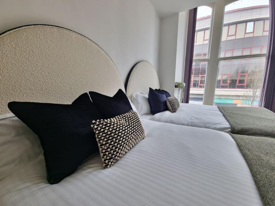 The Stray Adjacent, Interior-Designed 2-Bed Apartment- Luxury ฮาร์โรเกต ภายนอก รูปภาพ
