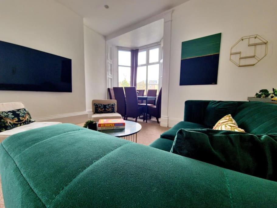 The Stray Adjacent, Interior-Designed 2-Bed Apartment- Luxury ฮาร์โรเกต ภายนอก รูปภาพ